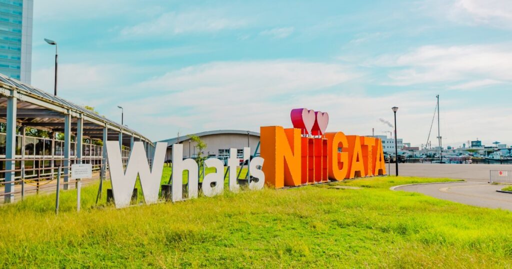 晴天の新潟みなとぴあ前のWhat's NIIGATAモニュメント