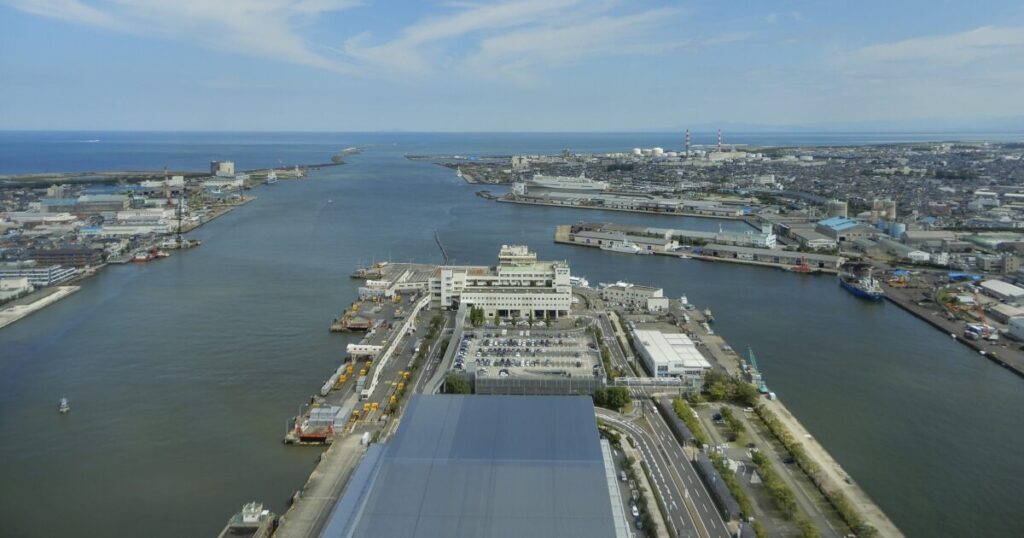 日本海に面した新潟港と埠頭エリアの俯瞰風景