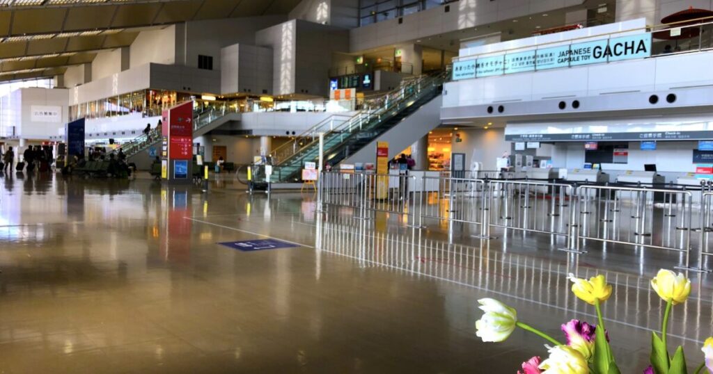 新潟空港の出発ロビーと案内表示やエスカレーターのある内部