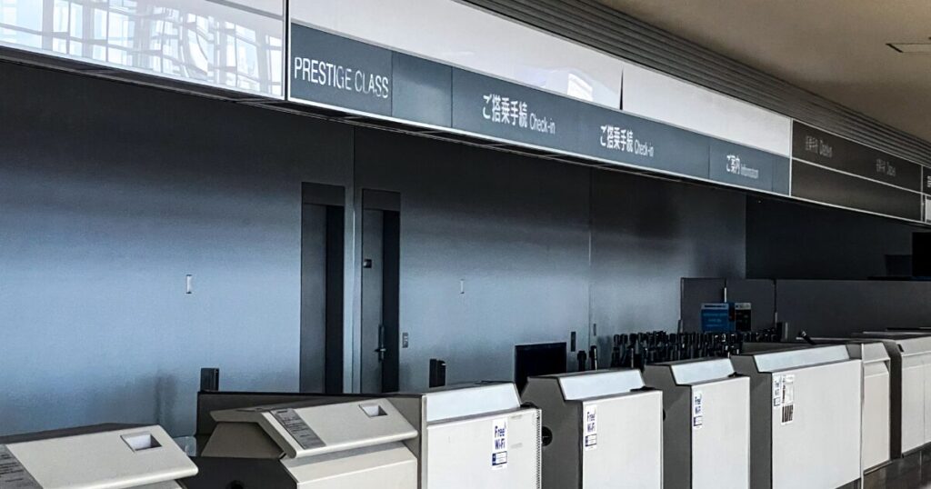 新潟空港のチェックインカウンターと搭乗手続き案内表示