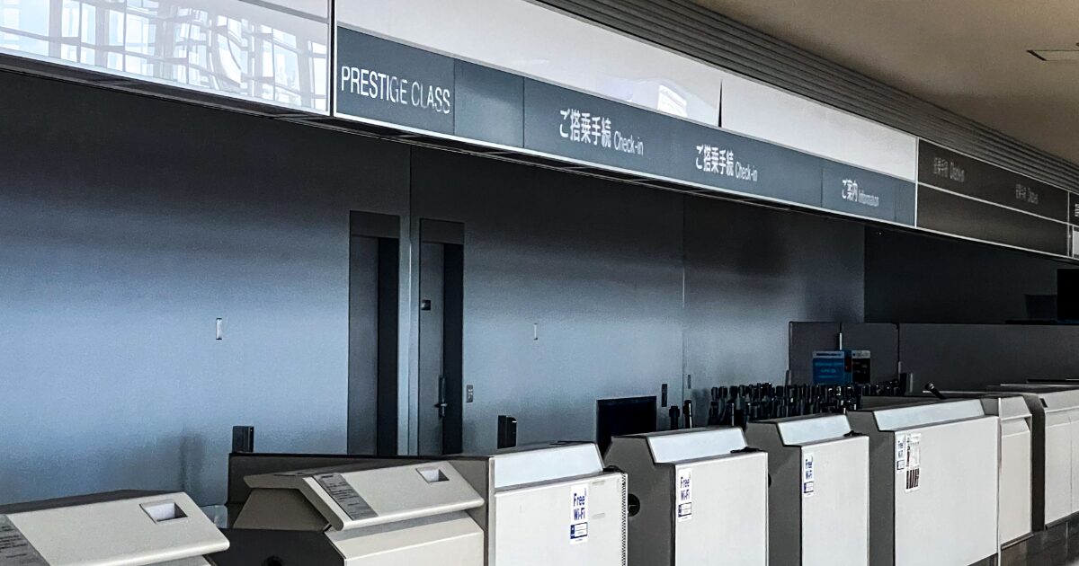 新潟空港のチェックインカウンターと搭乗手続き案内表示