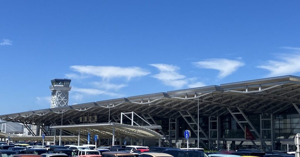 新潟空港の外観と駐車場越しに見える管制塔の風景