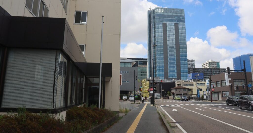 万代エリアにあるオフィスビル群と都市型の街並み、新潟市中心部の一角