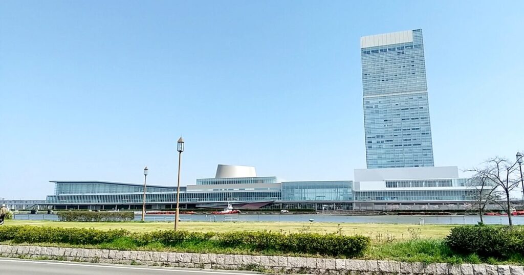 朱鷺メッセとホテル日航新潟の外観、青空の下で映える高層ビル群