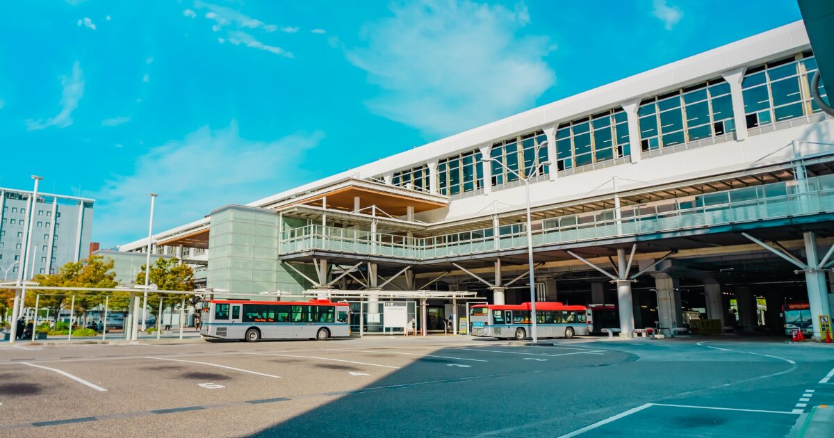 新潟駅南口と停車中の路線バス