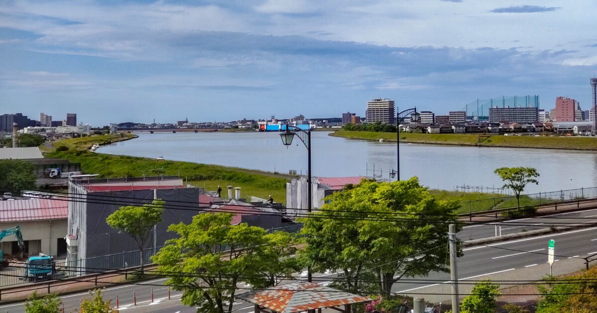 信濃川の河川敷と市街地の遠景、のどかな水辺の風景