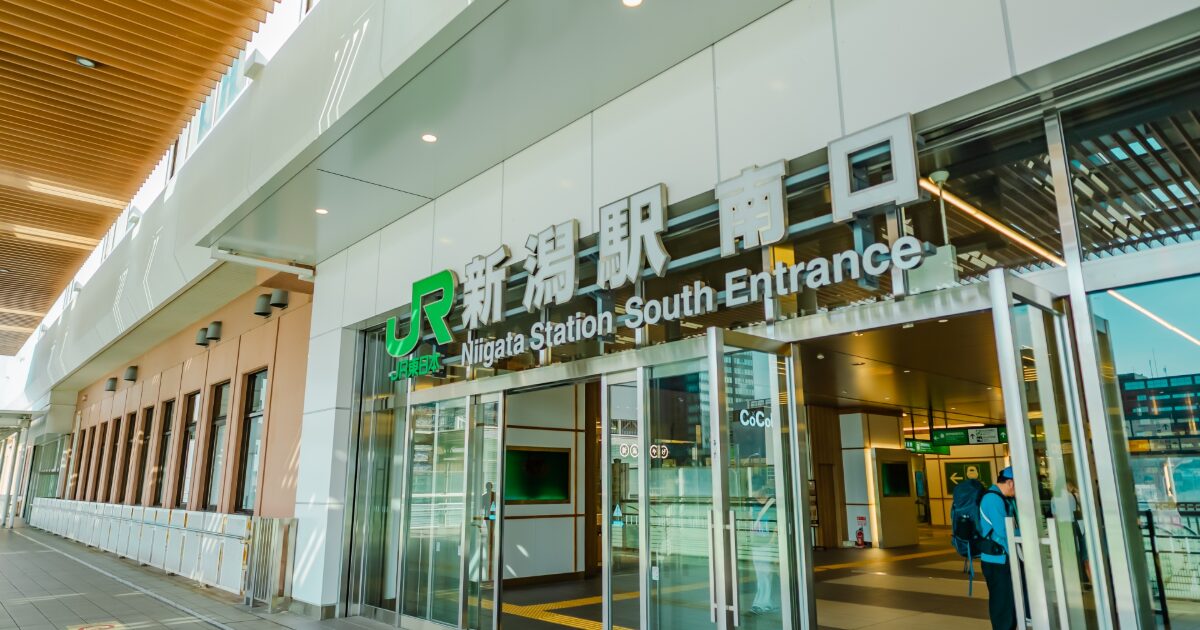 新潟駅南口のエントランスとJRのロゴ