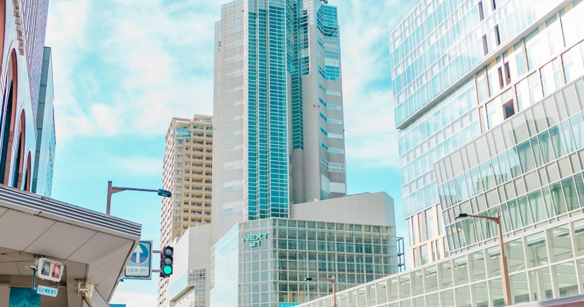 新潟日報メディアシップの高層ビルと青空