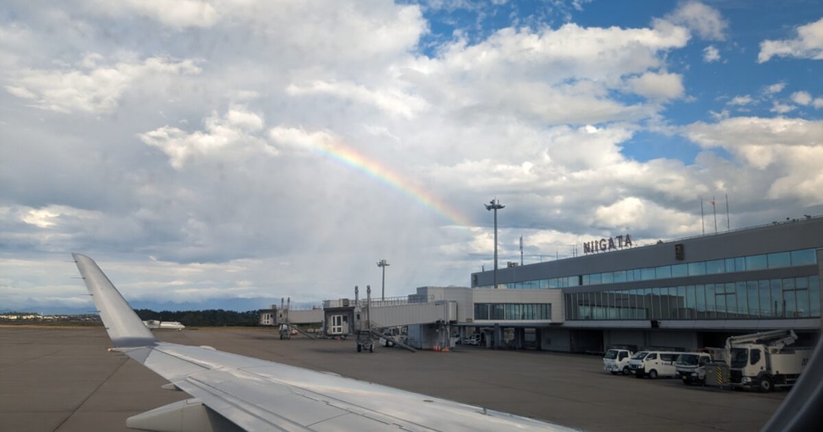 新潟空港とターミナルビル上にかかる虹