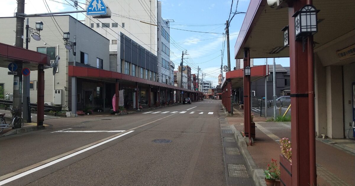日本の地方都市のアーケード付き商店街の静かな朝の風景