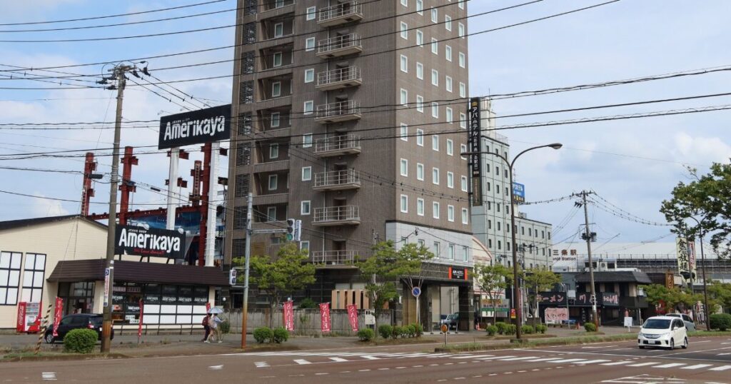 三条駅前の交差点と高層ビル群の街並み