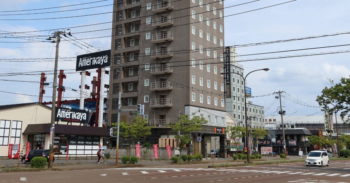 三条駅前の交差点と高層ビル群の街並み