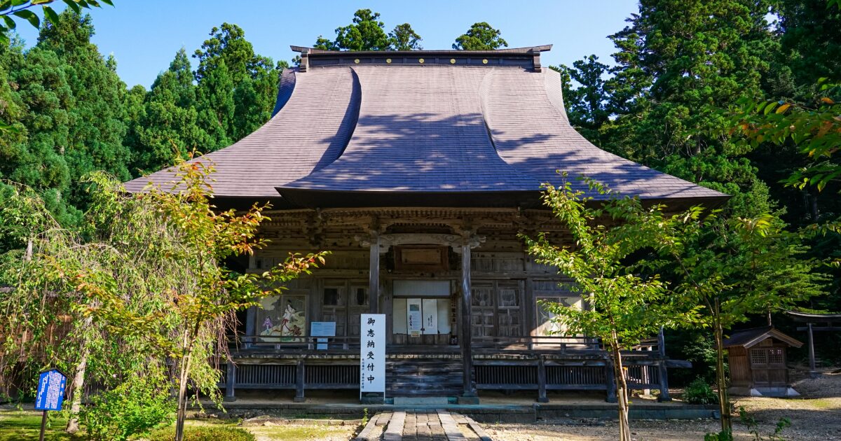 杉林に囲まれた歴史ある木造寺院