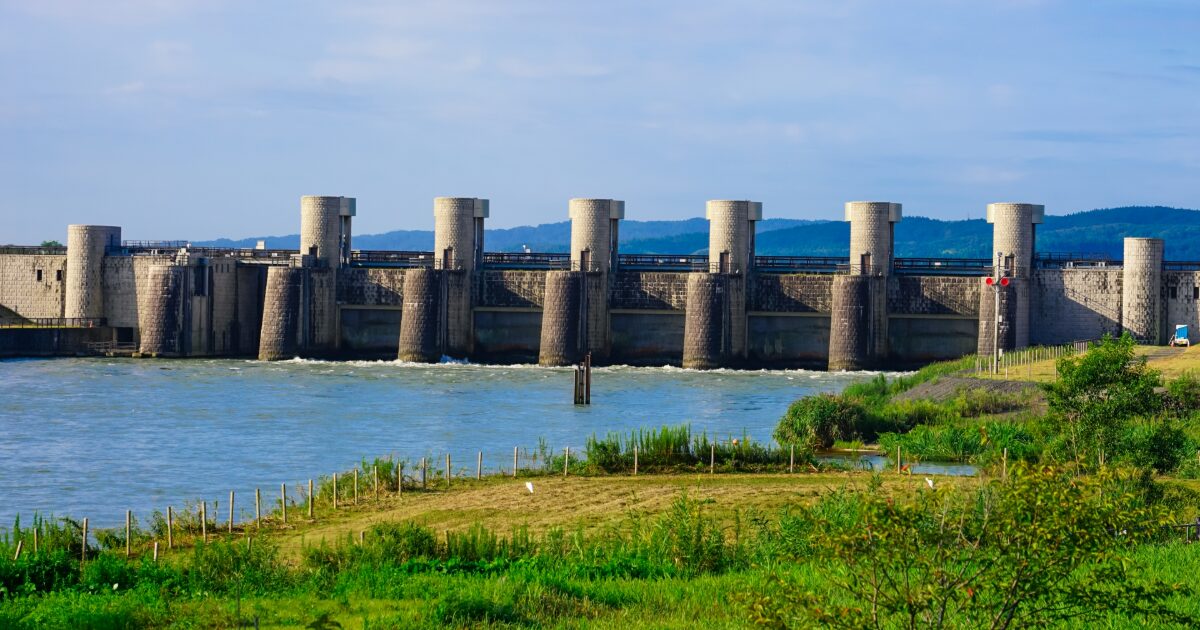 信濃川にかかる大型水門の風景