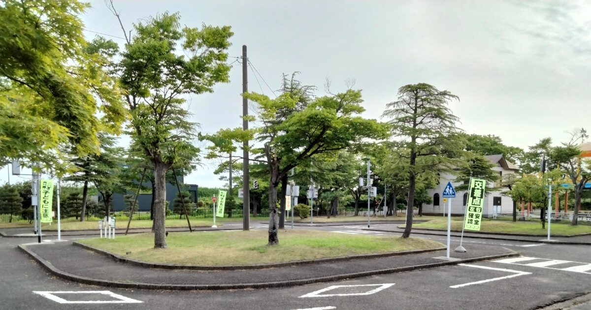 交通安全標識が設置された緑豊かな模擬交差点