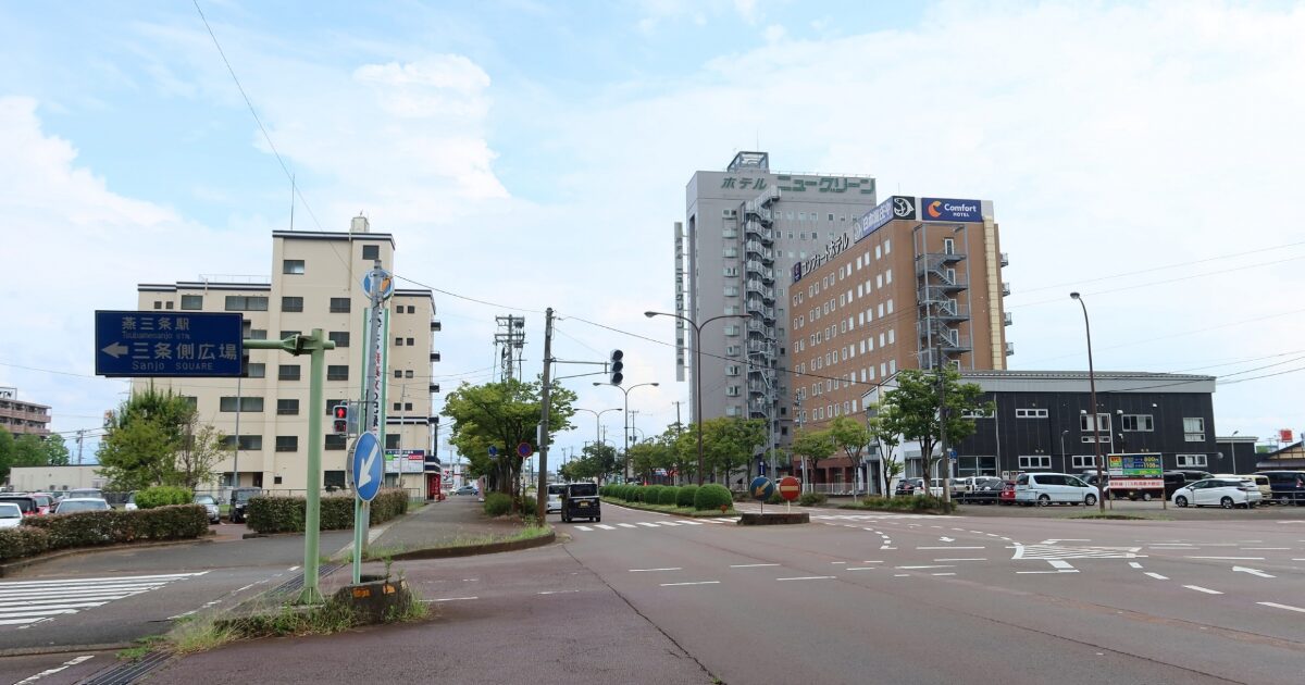 燕三条駅周辺のホテル街と道路風景