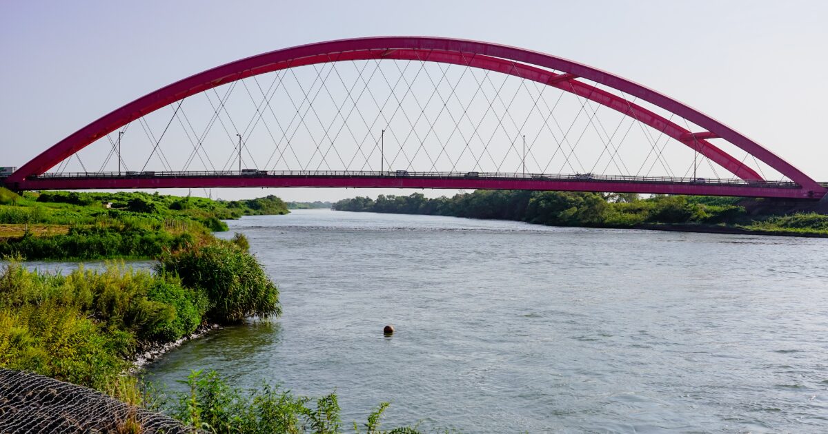 赤いアーチ橋と川の風景