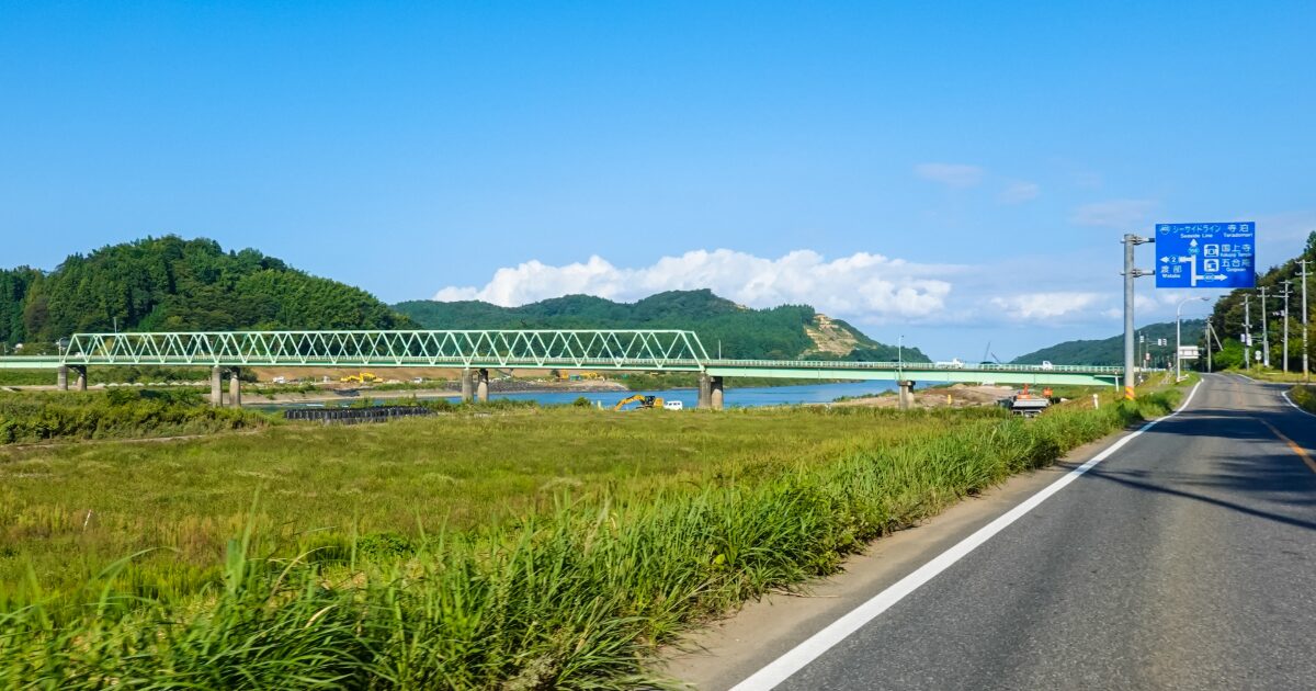 緑の鉄橋と田園風景のドライブ道