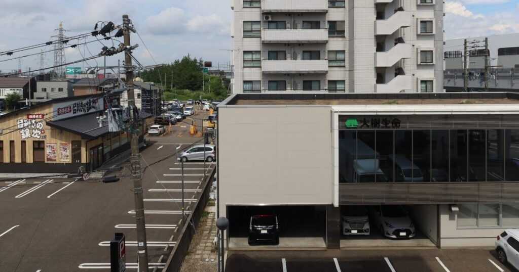 地方都市のオフィスビルと飲食店街の風景
